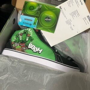 Men's Green Graphic High-Top Sneakers - Casual Skate Style